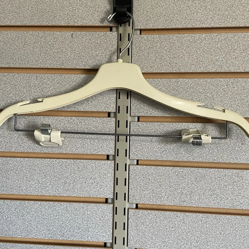 Lot Of 150 Heavy Plastic Hangers With Metal Swivel Hooks!‎